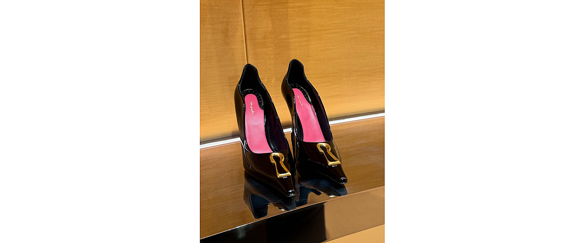  Schiaparelli Patent Leather Keyhole Pump